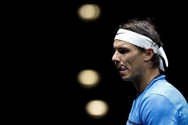 Španěl Rafael Nadal z týmu Evropy v zápase proti Američanovi Johnu Isnerovi z výběru světa.