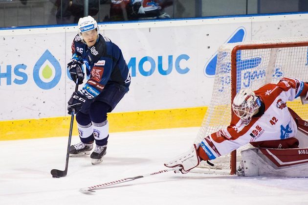 Plzeňský hokejista Tomáš Mertl najíždí před olomouckou branku, kterou hájí Branislav Konrád.