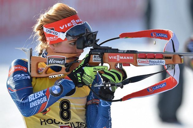 Česká biatlonistka Gabriela Soukalová při střelbě během stíhacího závodu v Hochfilzenu.