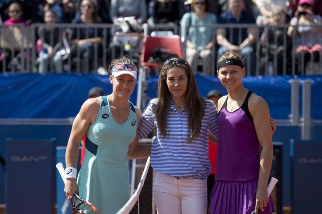 Los finále tenisového turnaje WTA v Praze měla na starost česká lyžařka Šárka Strachová (uprostřed).