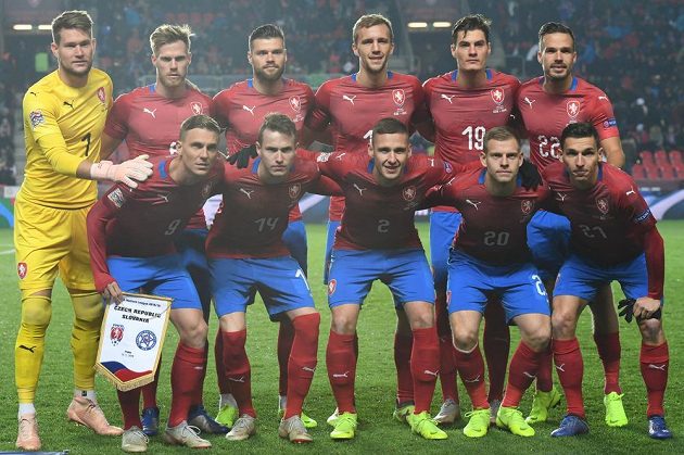 Český národní tým před utkáním se Slovenskem ve fotbalové Lize národů. Dole (zleva): Bořek Dočkal, Jakub Jankto, Pavel Kadeřábek, Matěj Vydra, David Pavelka. Nahoře (zleva): Tomáš Vaclík, Tomáš Kalas, Ondřej Čelůstka, Tomáš Souček, Patrik Schick a Filip Novák.