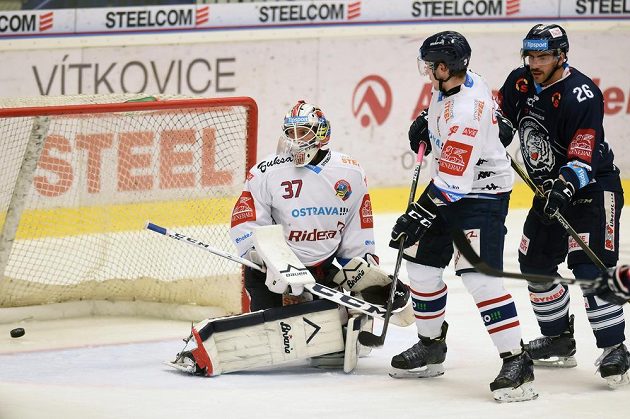 Brankář Vítkovic Daniel Dolejš (vlevo) inkasuje gól proti Liberci. Před brankou jsou v souboji obránce Daniel Krenželok (uprostřed) a útočník Petr Jelínek (vpravo).