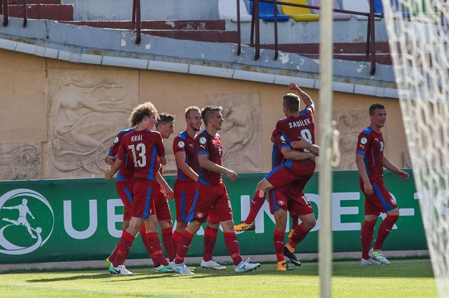 Česká devatenáctka vykročila do evropského šampionátu vítězně, neboť v Tbilisi porazila 2:1 Švédsko.