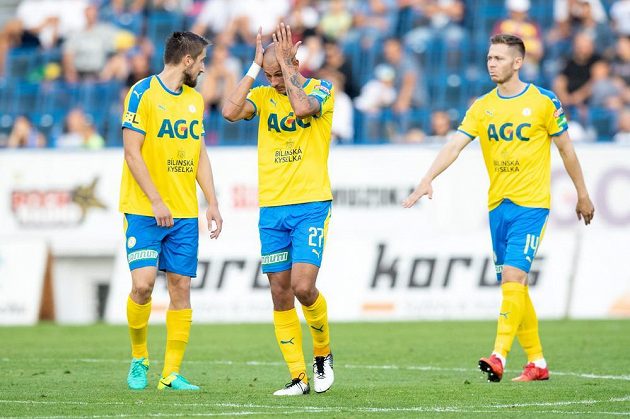 Zklamaní fotbalisté Teplic Jan Shejbal (vlevo), Tomáš Kučera a Pavel Vyhnal během utkání se Slavií.