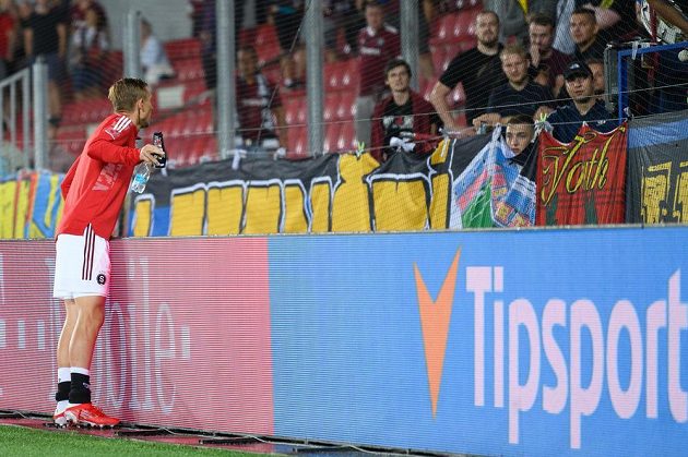 Kapitán Sparty Praha Bořek Dočkal hovoří s fanoušky po utkání 3. předkola Ligy mistrů.