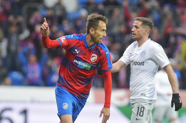 Tomáš Hořava (vlevo) slaví první branku Plzně. Vpravo je Alexandru Chipciu ze Sparty.