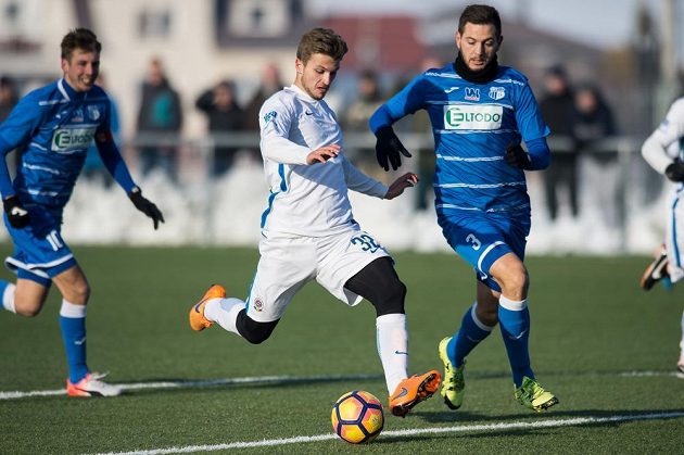 Zinedin Mustedanagič ze Sparty střílí gól na 1:0 během přípravého utkání proti Ústí nad Labem.