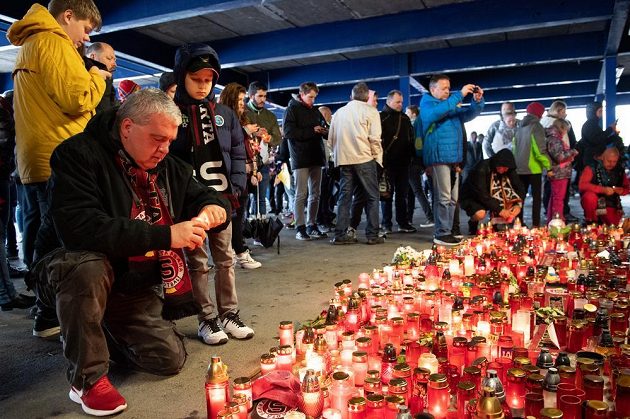 Fanoušci Sparty Praha zapalují svíčky na pietním místě za zesnulého Josefa Šurala.