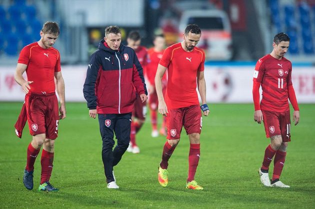 Zklamaní čeští fotbalisté po zápasu s Ázerbájdžánem (zleva): Jakub Brabec, Ladislav Krejčí, Tomáš Sivok a Milan Petržela.