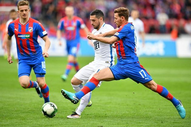 Patrik Hrošovský z Plzně vypichuje míč Nicolaemu Stanciuovi ze Sparty. Vlevo plzeňský Jan Kopic.
