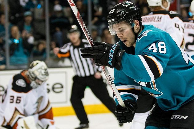 Gólman Anaheimu je překonaný, český útočník Tomáš Hertl se raduje, vstřelil postupový gól svého týmu San Jose Sharks do druhého kola play off.