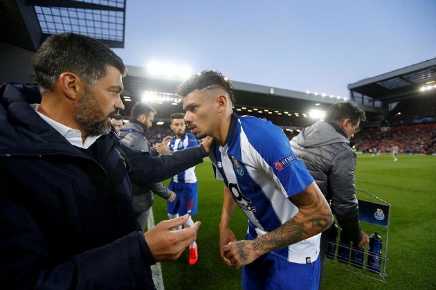 Trenér Porta Sergio Conceicao promlouvá k Soaresovi při utkání v Liverpoolu během čtvrtfinále Ligy mistrů.