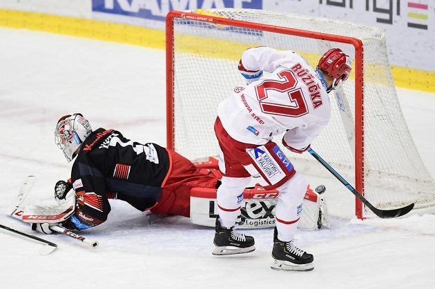 Martin Růžička (vpravo) z Třince střílí gól, vlevo je brankář Hradce Králové Štěpán Lukeš.
