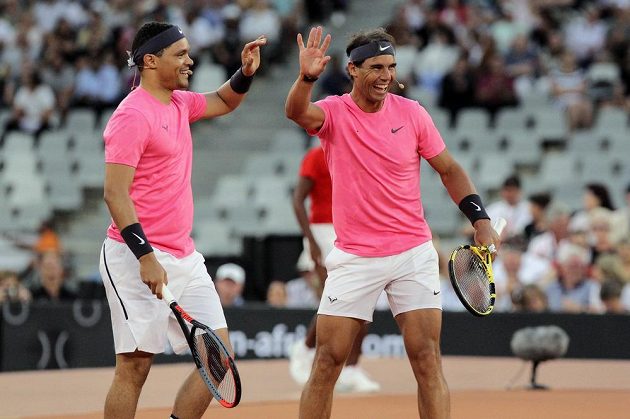 Jihoafrický moderátor a komik Trevor Noah (vlevo) a Rafael Nadal se radují z vyhraného míče v exhibičním zápase.