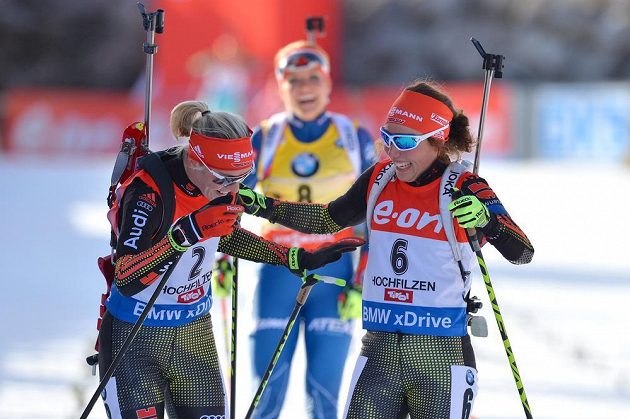 Německé biatlonistky Laura Dahlmeierová (vpravo) a Maren Hammerschmidtová se radují v cíli, za nimi dojíždí do cíle Gabriela Soukalová.