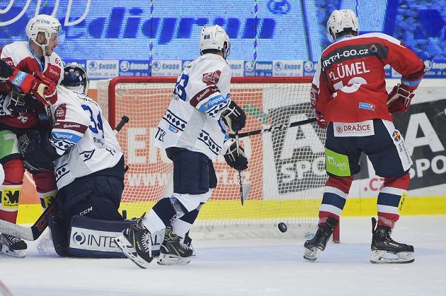 Hokejisté Pardubic dávají branku, přihlíží zleva Martin Látal z Pardubic, brankář Plzně Dominik Frodl, Petr Kodýtek z Plzně a Matěj Blümel z Pardubic.