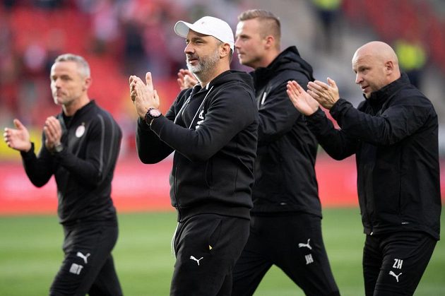 Trenér Slavie Praha Jindřich Trpišovský a jeho trenérský tým během děkovačky s fanoušky po utkání nadstavby Fortuna ligy ve skupině o titul s Plzní.