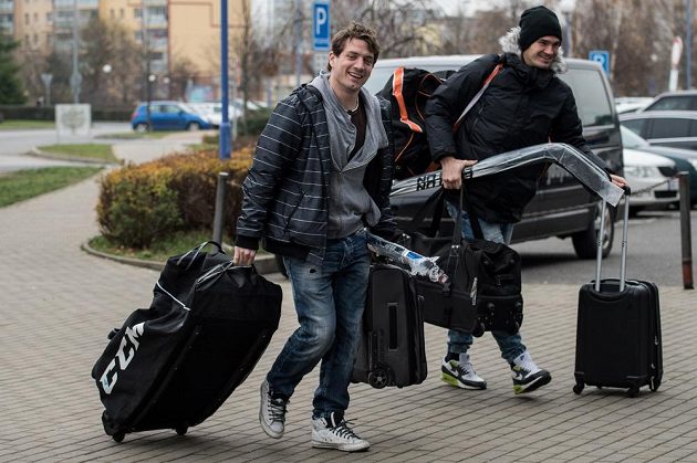 Petr Koukal (vlevo) a Jan Kolář míří na sraz české hokejové reprezentace před turnajem Channel One Cup.