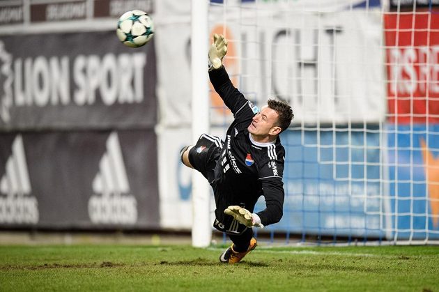 Ostravský brankář Jan Laštůvka během penaltového rozstřelu v utkání čtvrtfinále MOL Cupu v Mladé Boleslavi.