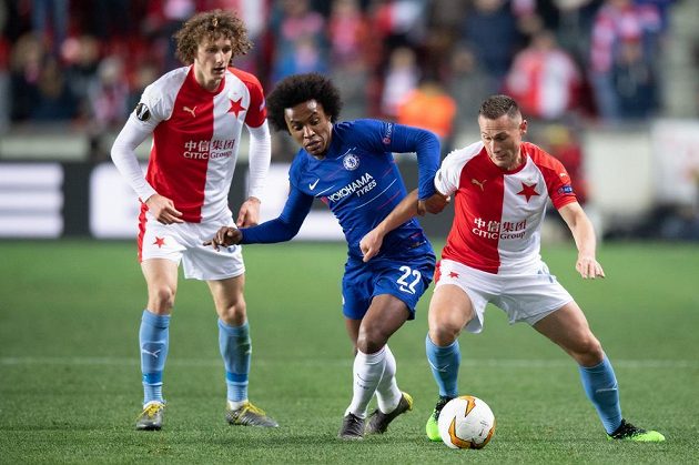 Willian z Chelsea a fotbalisté Slavie Praha Alex Král a Jan Bořil během utkání čtvrtfinále Evropské ligy