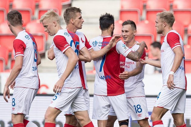 Mick van Buren ze Slavie Praha (vpravo) oslavuje se spoluhráči svůj druhý gól během utkání 5. kola HET ligy s Mladou Boleslaví.