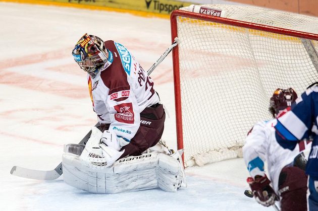 Brankář Sparty Praha Tomáš Pöpperle inkasuje třetí gól v prvním čtvrtfinále Generali play off. Sparta prohrála s HC Kometa Group 2:3.