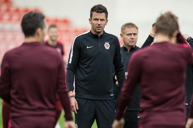 Sparťanští trenéři David Holoubek (uprostřed) a Stanislav Hejkal (vpravo) během tréninku před utkáním základní skupiny Evropské ligy s Interem Milán.
