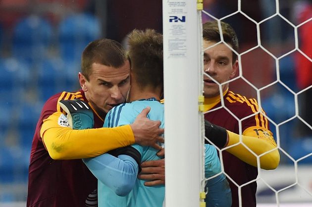 Obránci Dukly zleva Ivan Ostojič a Ondřej Kušnír z Dukly děkují brankáři Filipu Radovi (uprostřed).