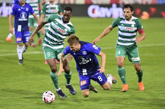 Zleva Ibrahim Keita z Bohemians, David Houska z Olomouce a Josef Jindřišek z Bohemians.
