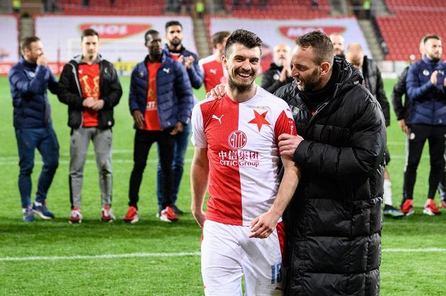 Ondřej Kúdela ze Slavie a brankář Přemysl Kovář během oslavy zisku mistrovského titulu po utkání s Plzní.