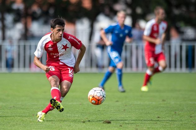 Záložník Slavie Praha Ruslan Mingazov během finále turnaje o Ministerský pohár v Čelákovicích.