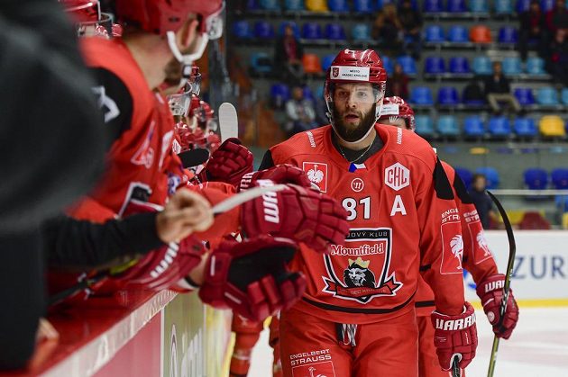 Střelec gólu Tomáš Vincour (vpředu vpravo) z Hradce Králové během utkání skupiny H hokejové Ligy mistrů.