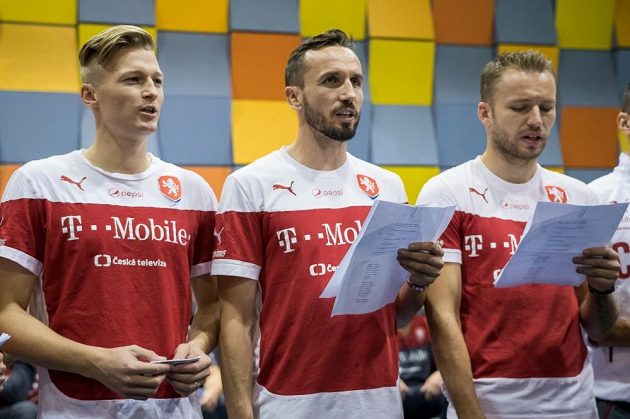 Čeští fotbaloví reprezentanti (zleva) Václav Procházka, Tomáš Sivok a Michal Kadlec v nahrávacím studiu.
