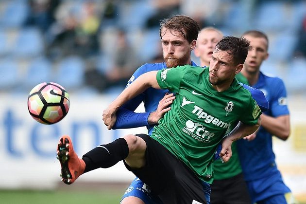 Jaroslav Diviš z Jablonce odehrává míč před dotírajícím libereckým Milanem Kerbrem v utkání první ligy.