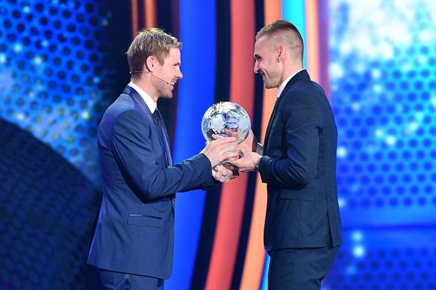 Tomáš Hübschman předává ocenění za druhé místo v anketě Fotbalista roku Pavlu Kadeřábkovi