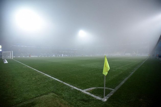 První poločas zápasu 13. kola první fotbalové ligy Mladá Boleslav - Jihlava se hrál v houstnoucí mlze.