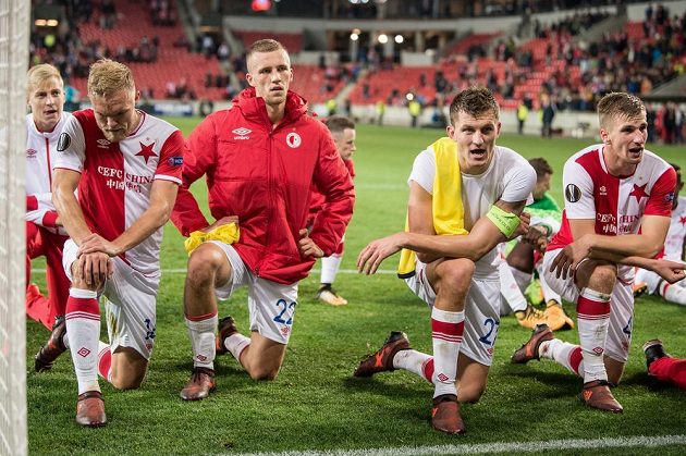 Fotbalisté Slavie Praha (zleva): Mick van Buren, Tomáš Souček, Tomáš Necid a Jakub Jugas zdraví fanoušky po duelu s Villarrealem.