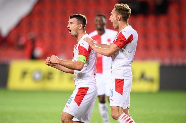 Ondřej Kúdela (vlevo) a Jan Kuchta ze Slavie oslavují gól na 2:0 během utkání 5. kola ligy proti Slovácku.