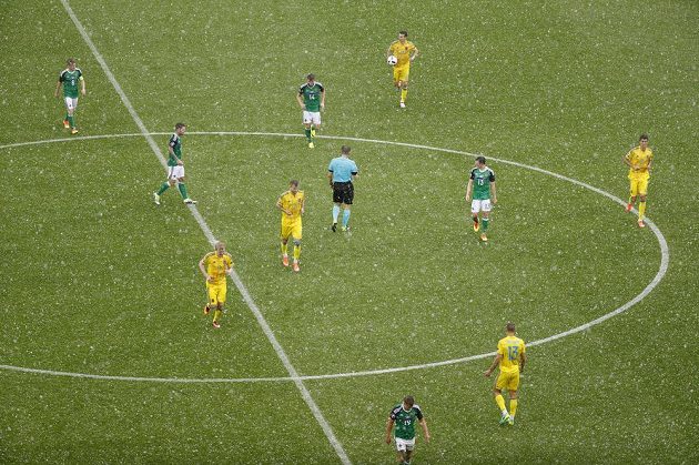 Sudí Pavel Královec (uprostřed) přerušuje kvůli kroupám duel Severního Irska s Ukrajinou.