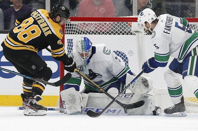 Sedm střel vyslal na branku Vancouveru Canucks český útočník David Pastrňák, gólové radosti se ale nedočkal.