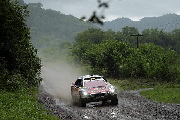 Francouzský automobilový závodník Stéphane Peterhansel ovládl čtvrtou etapu Rallye Dakar.