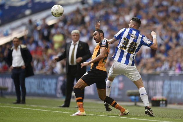 Fotbalista Hullu City Ahmed Elmohamady v souboji s Danielem Pudilem (vpravo) ze Sheffieldu Wednesday ve finále play off o postup do anglické fotbalové ligy.