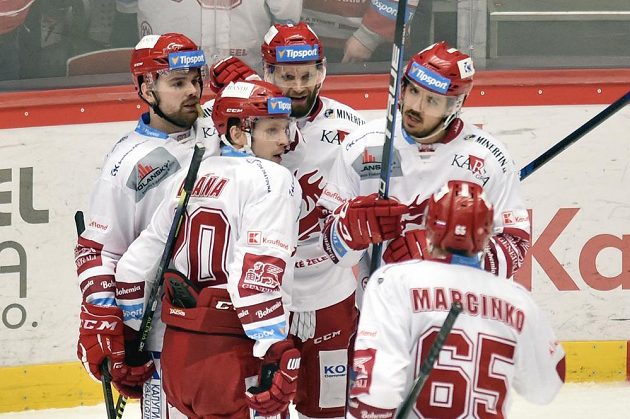 Hokejisté Třince se radují z gólu. Zleva Milan Doudera, Petr Vrána, Martin Růžička, autor gólu Matěj Stránský a Tomáš Marcinko.