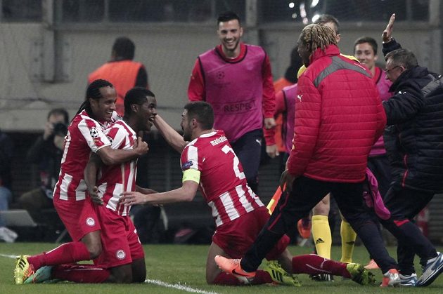Záložník Olympiakosu Pireus Joel Campbell (druhý zleva) slaví se spoluhráči gól v síti Manchesteru United.