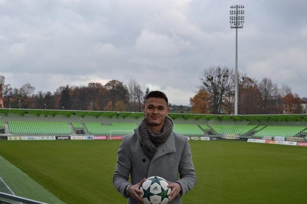 Brankář Karviné Patrik Le Giang pózuje s míčem.