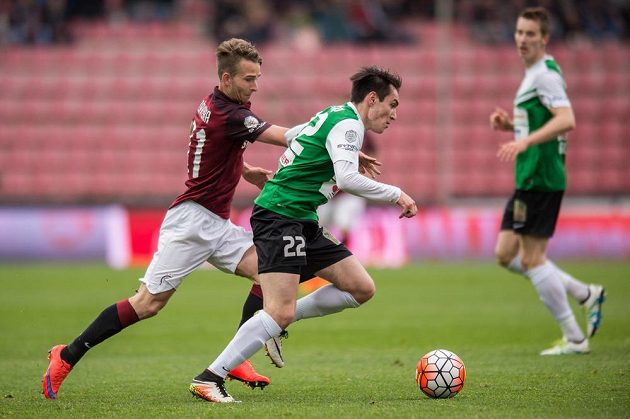 Jan Záviška (vlevo) ze Sparty a Vjačeslav Karavajev z Jablonce během semifinále MOL Cupu na Letné.