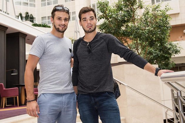Brankáři Petr Mrázek (vlevo) a Michal Neuwirth v prážském hotelu Hilton na srazu hokejové reprezentace před Světovým pohárem.