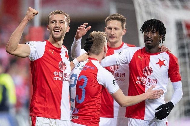Fotbalisté Slavie Praha Tomáš Souček, Petr Ševčík, Milan Škoda a Peter Olayinka oslavují trefu proti Teplicím.