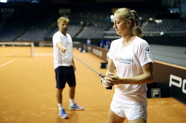 Česká tenistka Petra Kvitová při přípravě na fedcupový duel v Německu s trenérem Jiřím Vaňkem.