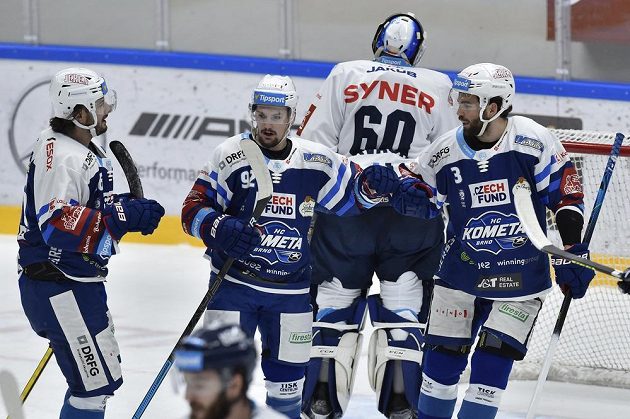 Brněnská hokejová radost. Zleva Martin Zaťovič, Petr Holík a Peter Schneider oslavují vstřelenou branku.